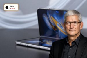 Concept Apple Foldable phone with seamless flexible display and AI-focused premium design.