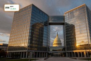 Modern US financial headquarters at sunset as Federal Reserve Rate Policy faces oil shock and stagflation risks