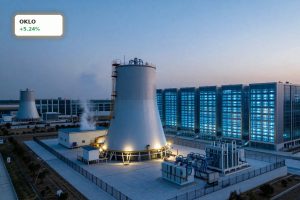 Advanced nuclear reactor beside AI data center illustrating Oklo Nuclear Strategy powering future computing demand