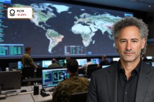 Pentagon command center using Palantir Defense AI for battlefield data and mission planning