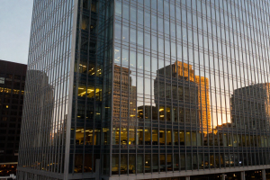 Modern US corporate headquarters at sunset symbolizing US Labor Market Analysis and jobless expansion